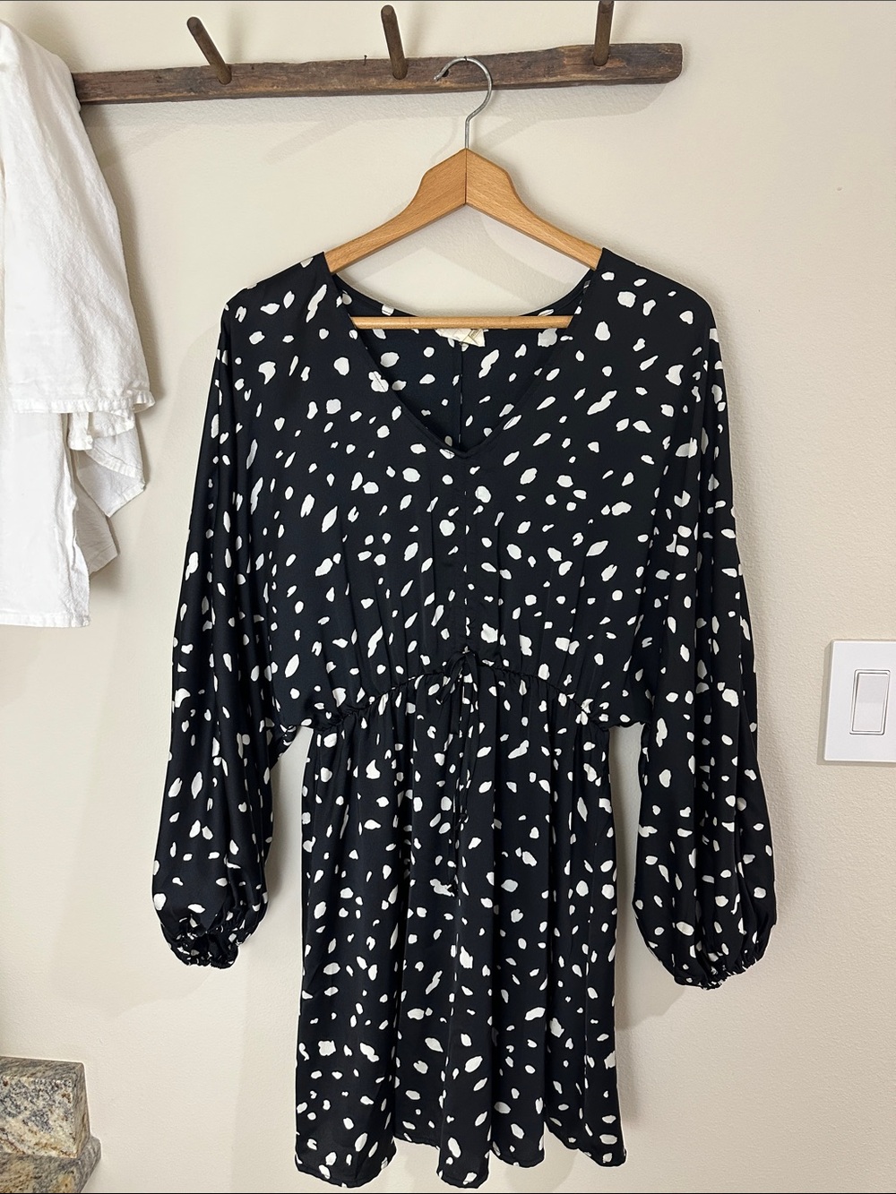 entro Black and White Long-Sleeve Printed Mini Dress size Medium
